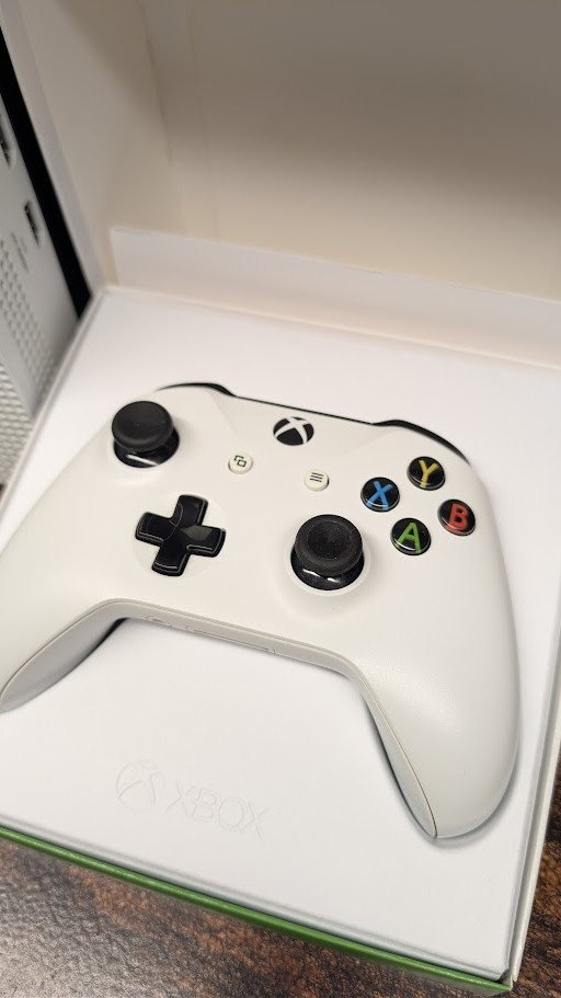 Mängukonsool XBox One S, pult, 4 mängu