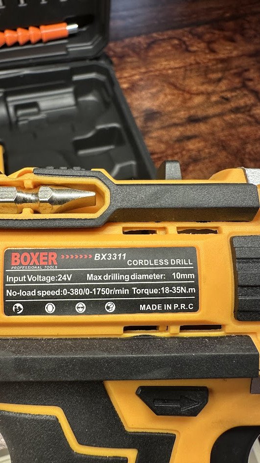 Kruvikeeraja Boxer BX3311 (tööriista kohver)